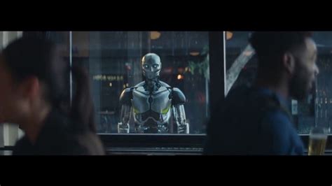 Michelob ULTRA TV Spot, 'Robots' con Maluma featuring Gregory Hoyt