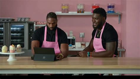 Microsoft Surface Pro 6 TV commercial - Compañeros y cupcakes con Brian Orakpo, Michael Griffin