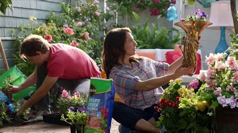 Miracle-Gro Moisture Control TV commercial - Couple