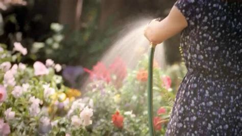 Miracle-Gro TV Spot, 'He Says, She Says' featuring Serena Hendrix