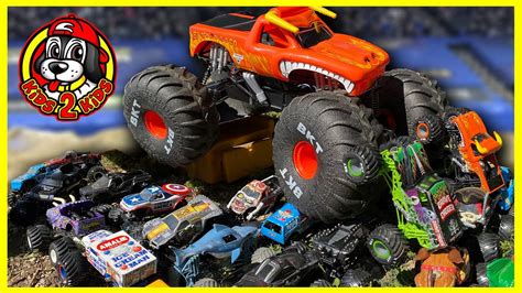Monster Jam Toys TV Spot, 'Mega Grave Digger and Mega El Toro Loco'