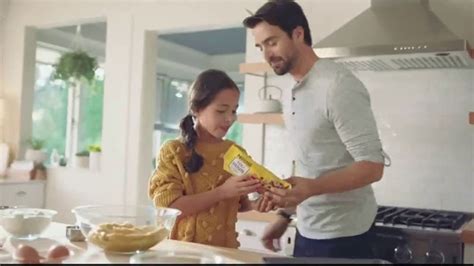 Nestle Toll House Semi-Sweet Morsels TV Spot, 'How to Share Love' Song by Gabriela