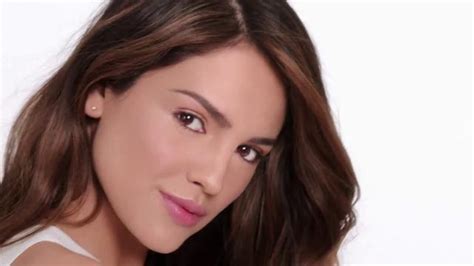 Neutrogena Cosmetics TV Spot, 'Tu tono' con Eiza González featuring Eiza González