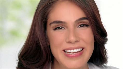Neutrogena Healthy Skin TV Commercial Con Sandra Echeverría