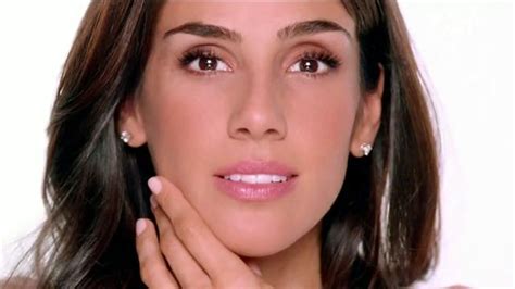 Neutrogena Visibly Even Daily Moisturizer TV Spot, 'Hermosa' created for Neutrogena (Skin Care)