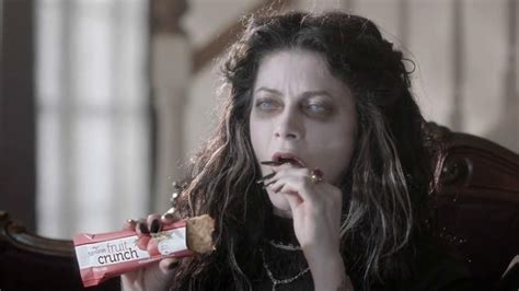 Nutri-Grain Fruit Crunch Bar TV Spot, 'Dracula' featuring Gillian Vigman