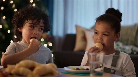 Pillsbury Crescents TV Spot, 'Holidays: Opening Gifts'