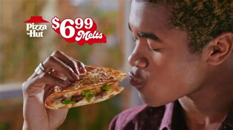 Pizza Hut Melts TV commercial - Cheesesteak: Solo para ti por $6.99 dólares