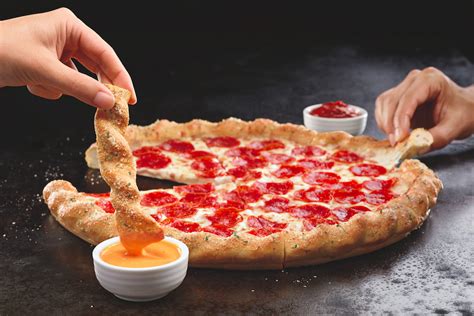 Pizza Hut Twisted Crust Pizza logo