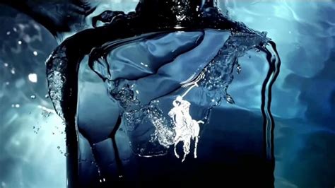 Polo Ralph Lauren Deep Blue TV commercial - Sumérgerte con Simon Nessman, canción de Ruelle
