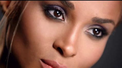 Revlon ColorStay TV commercial - Un look completo con Ciara