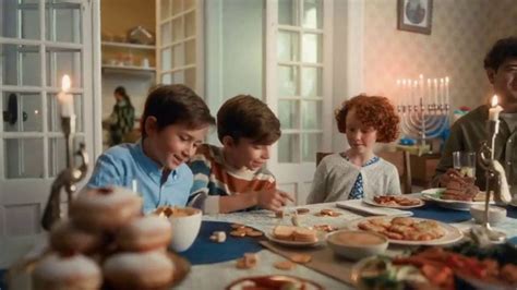 Ritz Crackers TV Spot, 'Para todas las fiestas y familias'