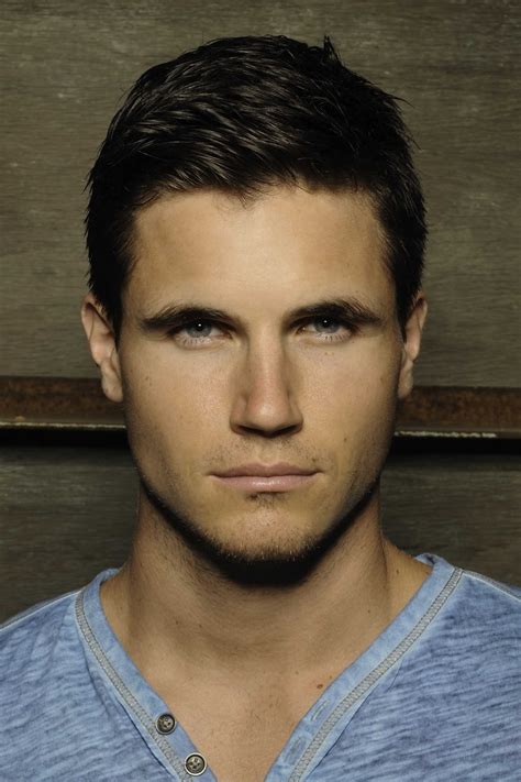 Robbie Amell photo