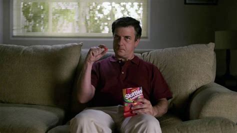 Skittles Gummies TV Spot, 'Sofá'