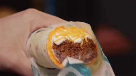 Taco Bell $5 Chalupa Cravings Box TV Spot, 'Friends' featuring Carson Beck