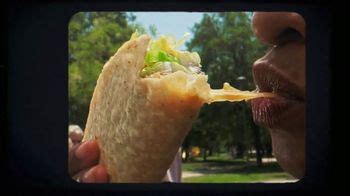 Taco Bell Crispy Melt Taco TV Spot, 'El parque' canción de Priya Ragu