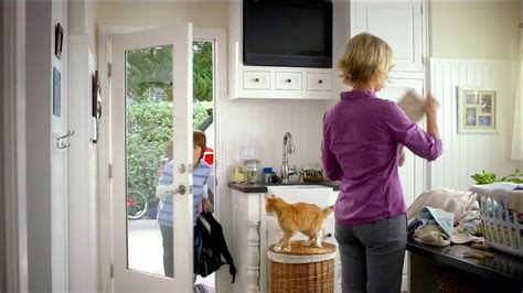 Tidy Cats + Glade TV commercial - Clothing Pins