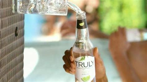 Truly Spiked & Sparkling TV Spot, 'A Refreshing Twist'