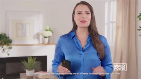 TurboTax Live TV commercial - Un experto en impuestos bilingüe
