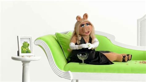 Wonderful Pistachios TV commercial - Miss Piggy
